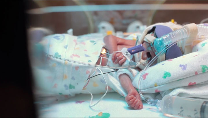 un-pere-immortalise-la-premiere-annee-de-la-vie-de-son-fils-premature-dans-une-video-absolument-craquante7