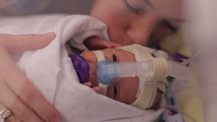 un-pere-immortalise-la-premiere-annee-de-la-vie-de-son-fils-premature-dans-une-video-absolument-craquante8