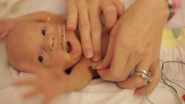 un-pere-immortalise-la-premiere-annee-de-la-vie-de-son-fils-premature-dans-une-video-absolument-craquante9