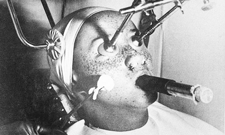 voici-a-quoi-ressemblaient-les-procedures-de-beaute-au-siecle-dernierUne2