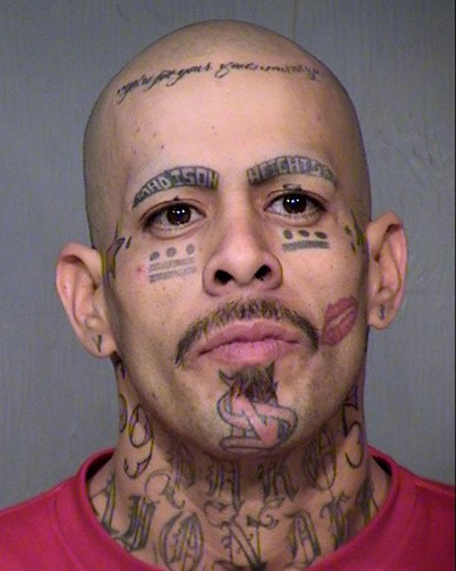 18-tatouages-faciaux-completement-wtf-qui-en-disent-long-sur-ces-personnes19