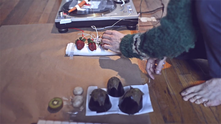 ce-musicien-ingenieux-reprend-une-celebre-chanson-de-massive-attack-avec-des-fruits-et-des-legumes8