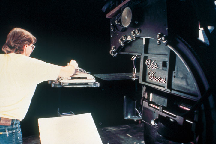 entrez-dans-les-coulisses-du-film-culte-retour-vers-le-futur-a-travers-ces-42-photographies-inedites40