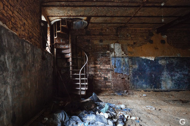 guillaume-ducreux-nous-transporte-dans-un-chateau-abandonne-pres-de-la-frontiere-belge06