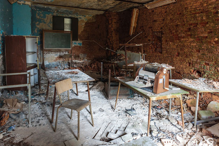 guillaume-ducreux-nous-transporte-dans-un-chateau-abandonne-pres-de-la-frontiere-belge07