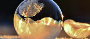 un-petit-garcon-souffle-des-bulles-de-savon-qui-se-cristallisent-dans-le-froid-hivernal-une