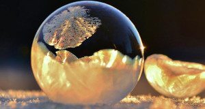 un-petit-garcon-souffle-des-bulles-de-savon-qui-se-cristallisent-dans-le-froid-hivernal-une