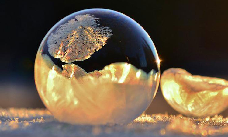 un-petit-garcon-souffle-des-bulles-de-savon-qui-se-cristallisent-dans-le-froid-hivernal-une