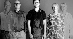 une-famille-se-fait-prendre-en-photo-chaque-annee-pendant-22-ans-et-illustre-le-processus-du-vieillissement-une