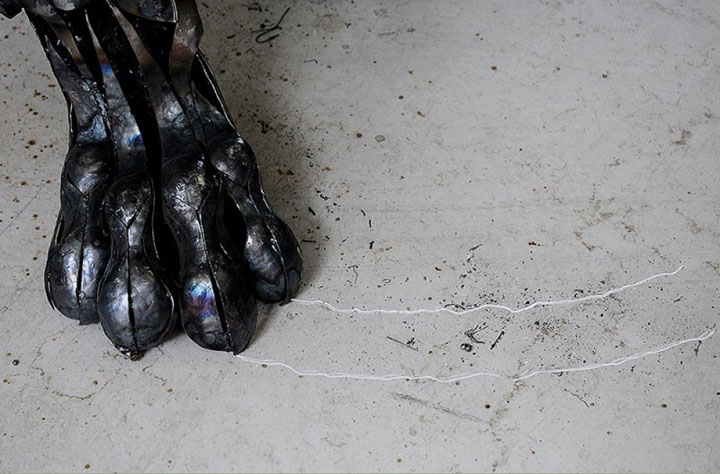 une-sculpture-de-lion-de-pres-de-250kg-constitue-uniquement-de-ferraille-et-entierement-concu-a-la-main01