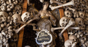 visitez-des-lieux-insolites-construits-a-base-dossements-humains-une2