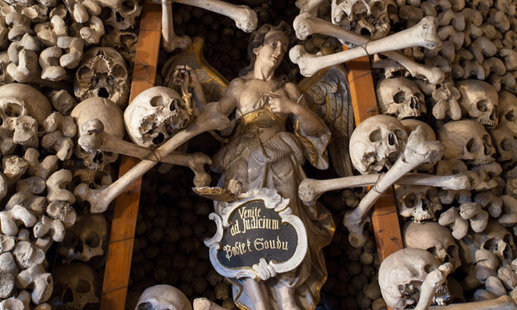 visitez-des-lieux-insolites-construits-a-base-dossements-humains-une2