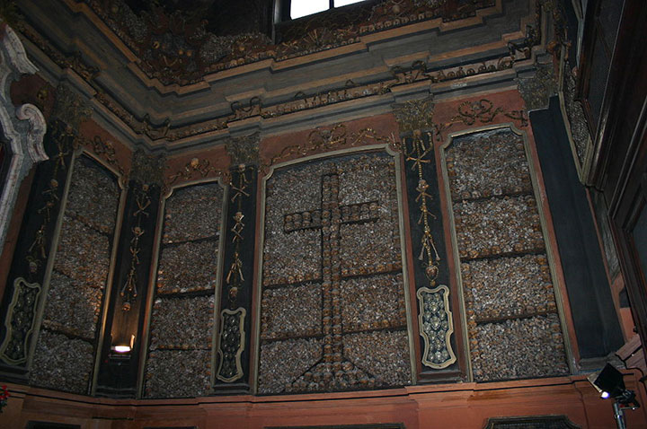 visitez-des-lieux-insolites-construits-a-base-dossements-humains22