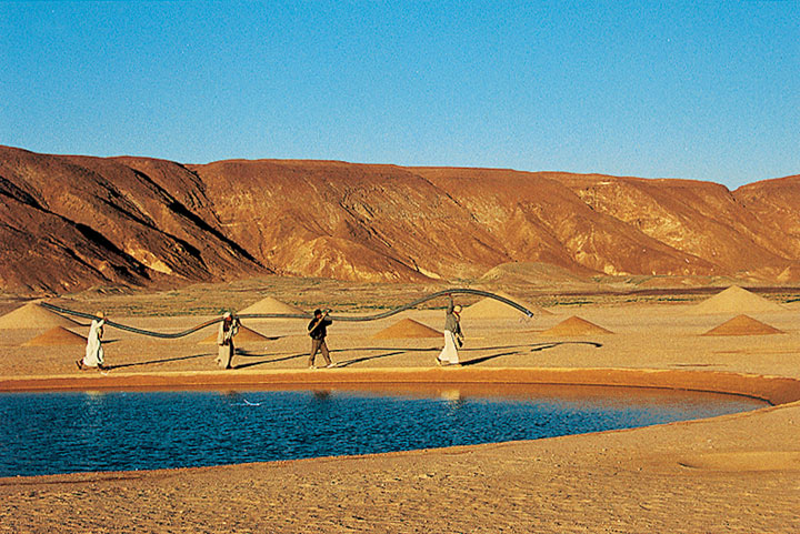 immenses-oeuvres-dans-le-sahara53