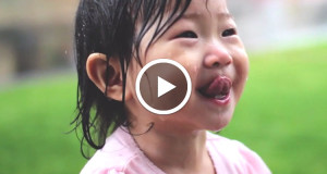ivre-de-bonheur-cette-adorable-petite-fille-semerveille-de-voir-la-pluie-pour-la-premiere-fois-une