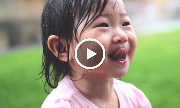 ivre-de-bonheur-cette-adorable-petite-fille-semerveille-de-voir-la-pluie-pour-la-premiere-fois-une