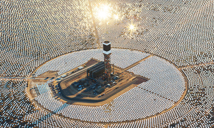 la-plus-grande-centrale-solaire-du-monde-entre-en-action-pour-fournir-140-000-foyers-en-energie-propre-une