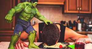 la-vie-secrete-des-jouets-un-artiste-leur-insuffle-la-vie-dans-des-mises-en-scene-geniales_une