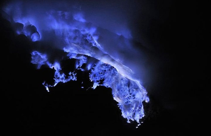 lave-bleue-qui-sechappe-dun-volcan-en-indonesie1