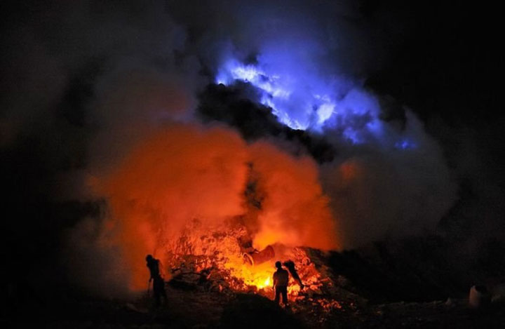 lave-bleue-qui-sechappe-dun-volcan-en-indonesie11