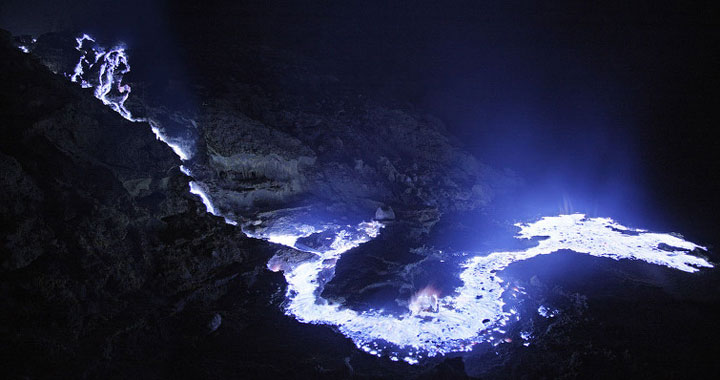 lave-bleue-qui-sechappe-dun-volcan-en-indonesie3