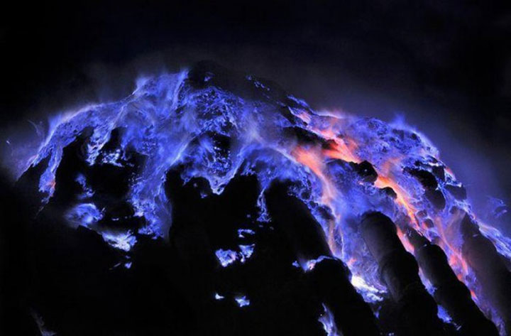 lave-bleue-qui-sechappe-dun-volcan-en-indonesie4