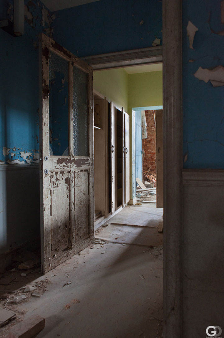 penetrez-dans-lantre-dun-chateau-abandonne-a-travers-de-fascinants-cliches01