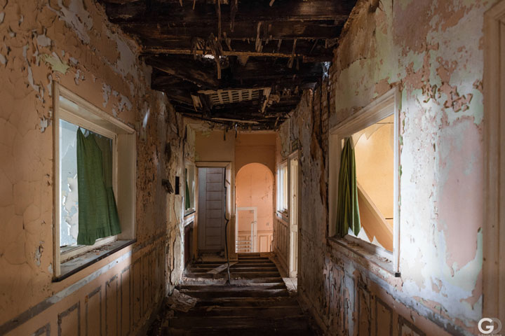 penetrez-dans-lantre-dun-chateau-abandonne-a-travers-de-fascinants-cliches02