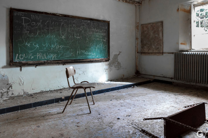 penetrez-dans-lantre-dun-chateau-abandonne-a-travers-de-fascinants-cliches05