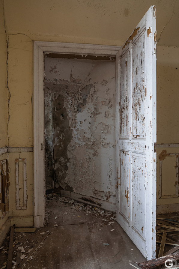 penetrez-dans-lantre-dun-chateau-abandonne-a-travers-de-fascinants-cliches06