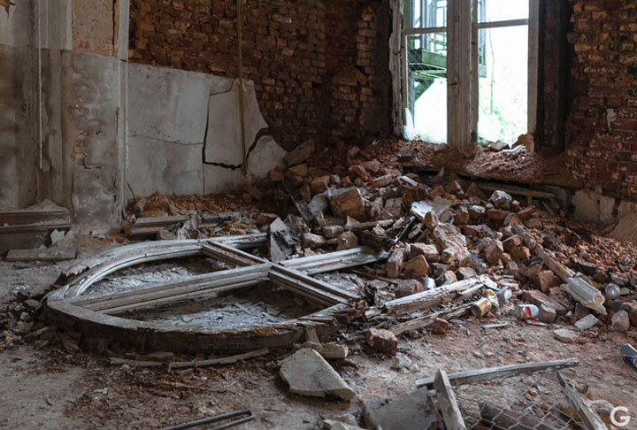 penetrez-dans-lantre-dun-chateau-abandonne-a-travers-de-fascinants-cliches40