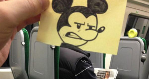 un-voyageur-a-trouve-un-moyen-hilarant-degayer-ses-trajets-en-remplacant-la-tete-des-passagers-par-des-cartoons-une