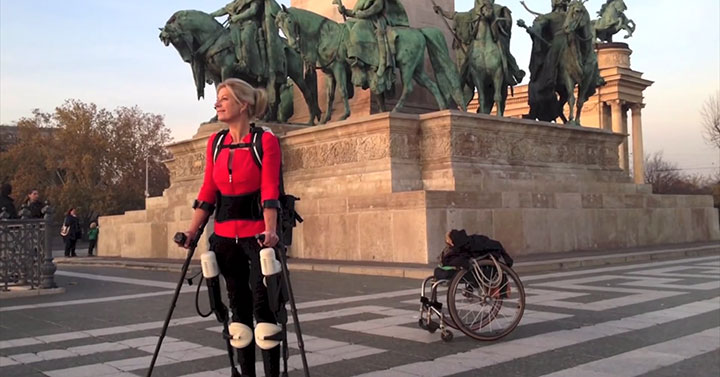 une-femme-marche-a-nouveau-grace-a-un-exosquelette-imprime-en-3d2