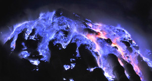 une-lave-bleue-aussi-sublime-que-menacante-sachappe-dune-mine-de-souffre-en-indonesie-une