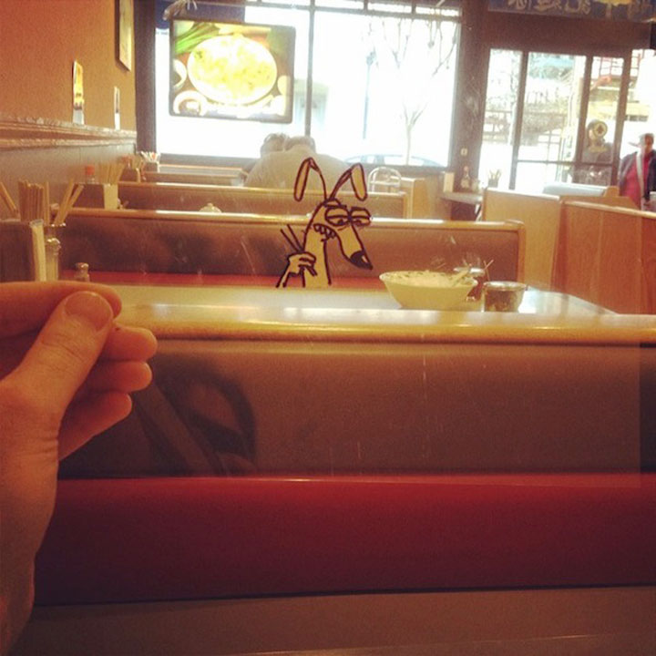 artiste-insere-dessins-sur-film-transparent12