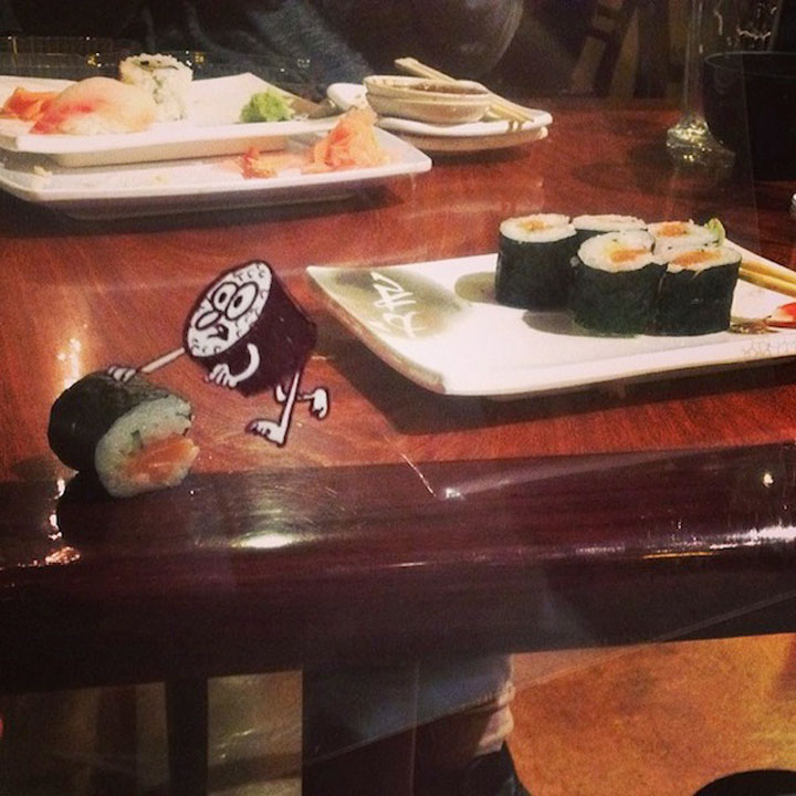 artiste-insere-dessins-sur-film-transparent13