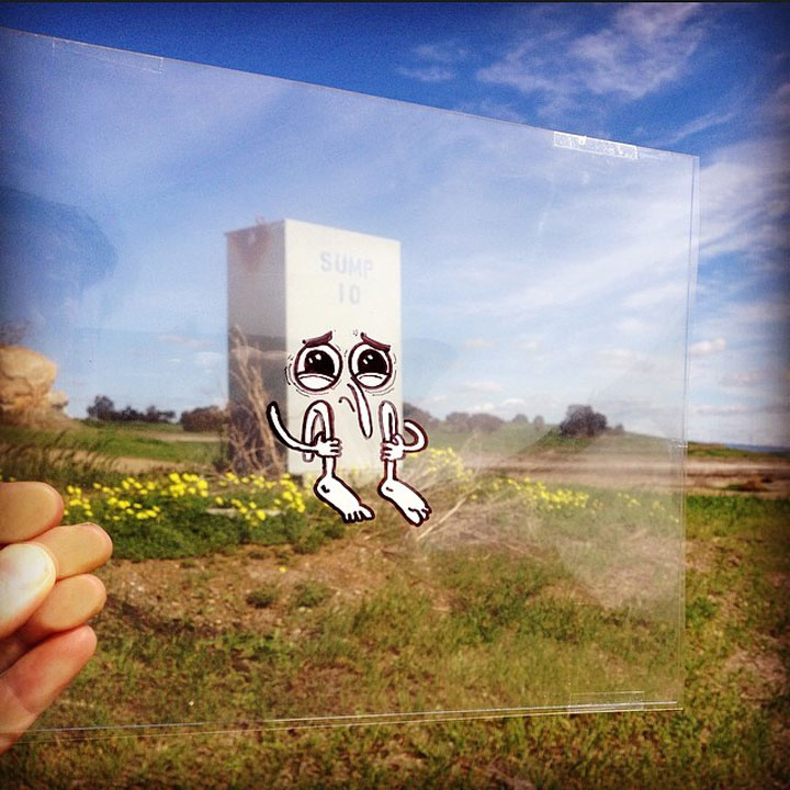 artiste-insere-dessins-sur-film-transparent16