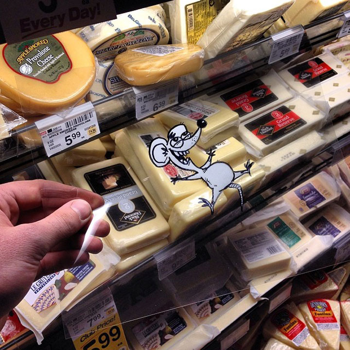 artiste-insere-dessins-sur-film-transparent2