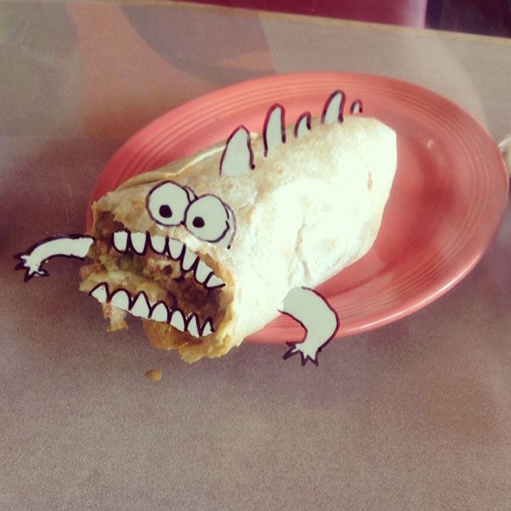 artiste-insere-dessins-sur-film-transparent20