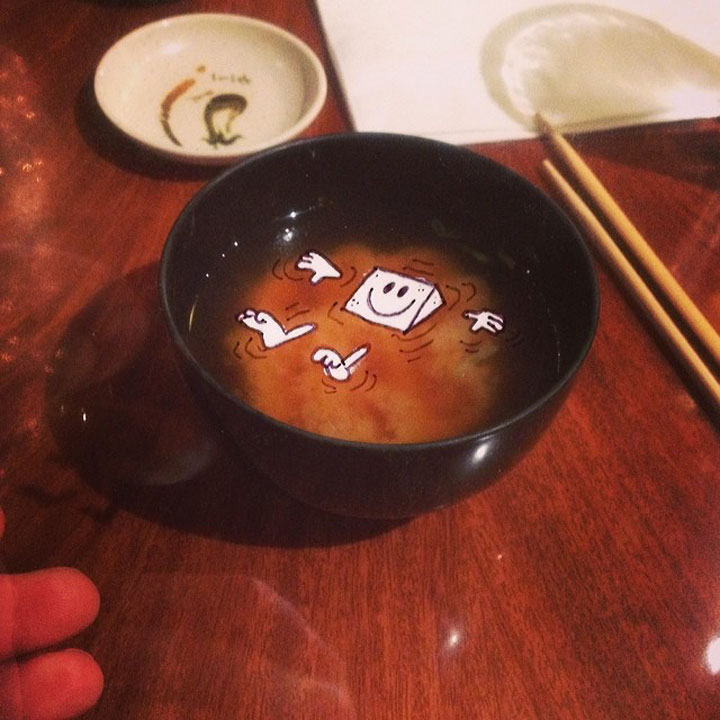 artiste-insere-dessins-sur-film-transparent24