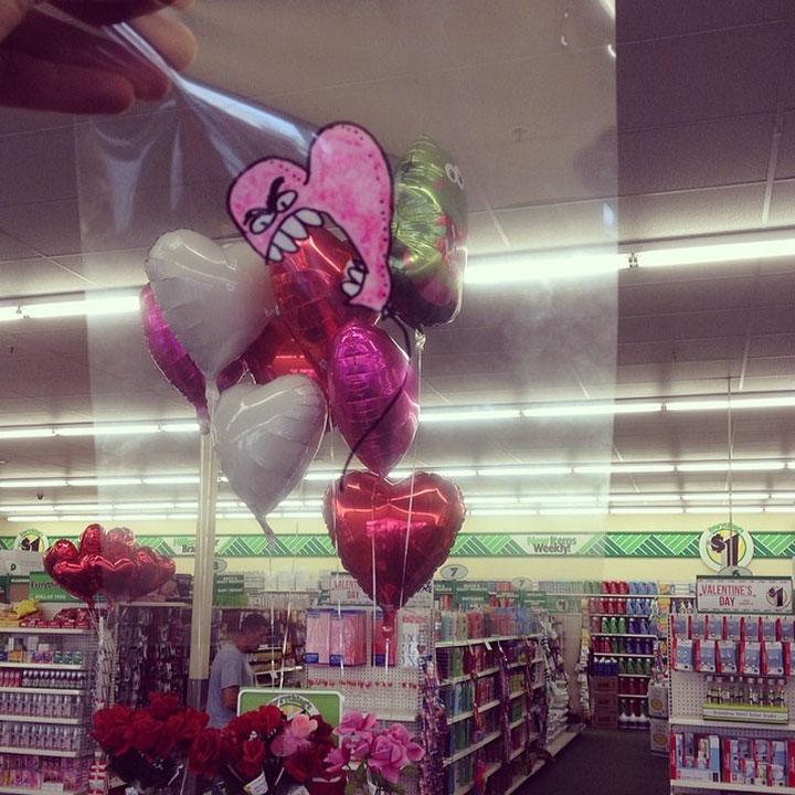 artiste-insere-dessins-sur-film-transparent28