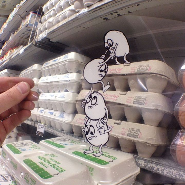 artiste-insere-dessins-sur-film-transparent3