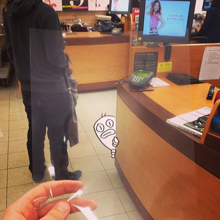 artiste-insere-dessins-sur-film-transparent30