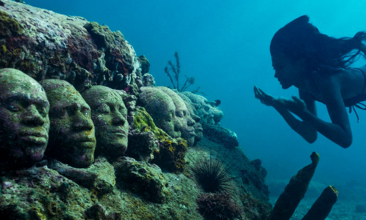 decouvrez-lincroyable-paysage-marin-de-cet-artiste-qui-plonge-ses-sculptures-au-fond-de-locean-une