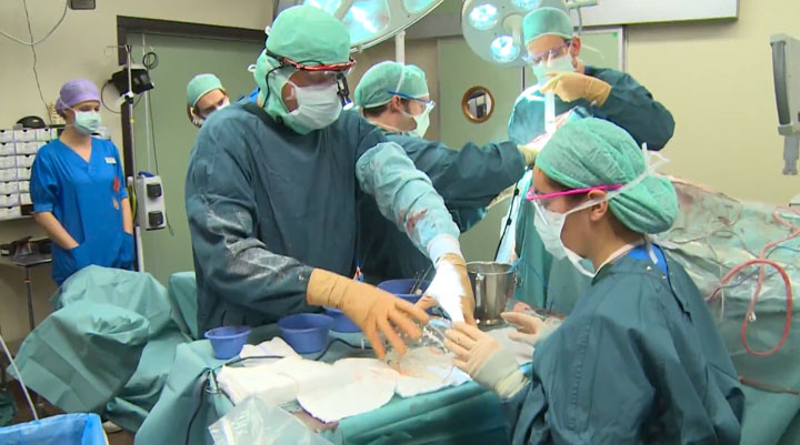 la-premiere-implantation-dun-crane-en-plastique2