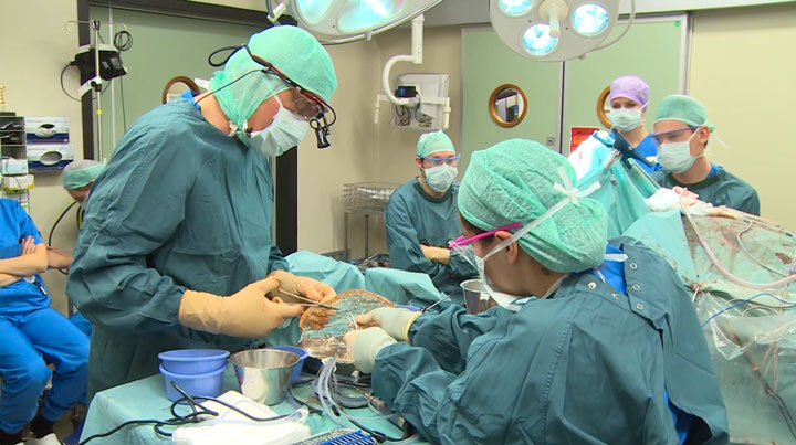 la-premiere-implantation-dun-crane-en-plastique4