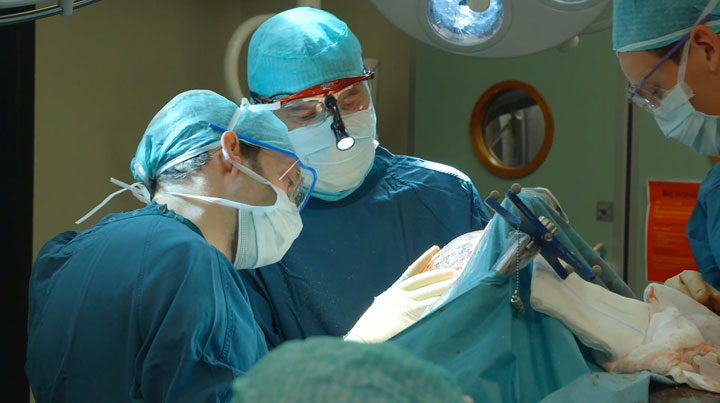 la-premiere-implantation-dun-crane-en-plastique5