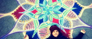 un-artiste-magnifie-les-rues-des-villes-en-dessinant-dhypnotisantes-fresques-ephemere-avec-du-sable-colore-une