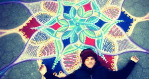 un-artiste-magnifie-les-rues-des-villes-en-dessinant-dhypnotisantes-fresques-ephemere-avec-du-sable-colore-une