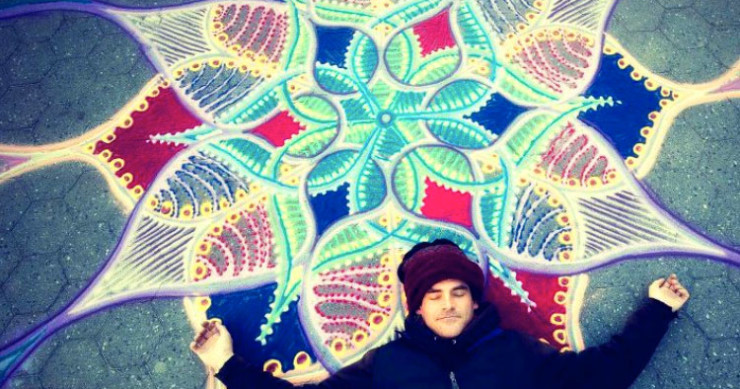 un-artiste-magnifie-les-rues-des-villes-en-dessinant-dhypnotisantes-fresques-ephemere-avec-du-sable-colore-une